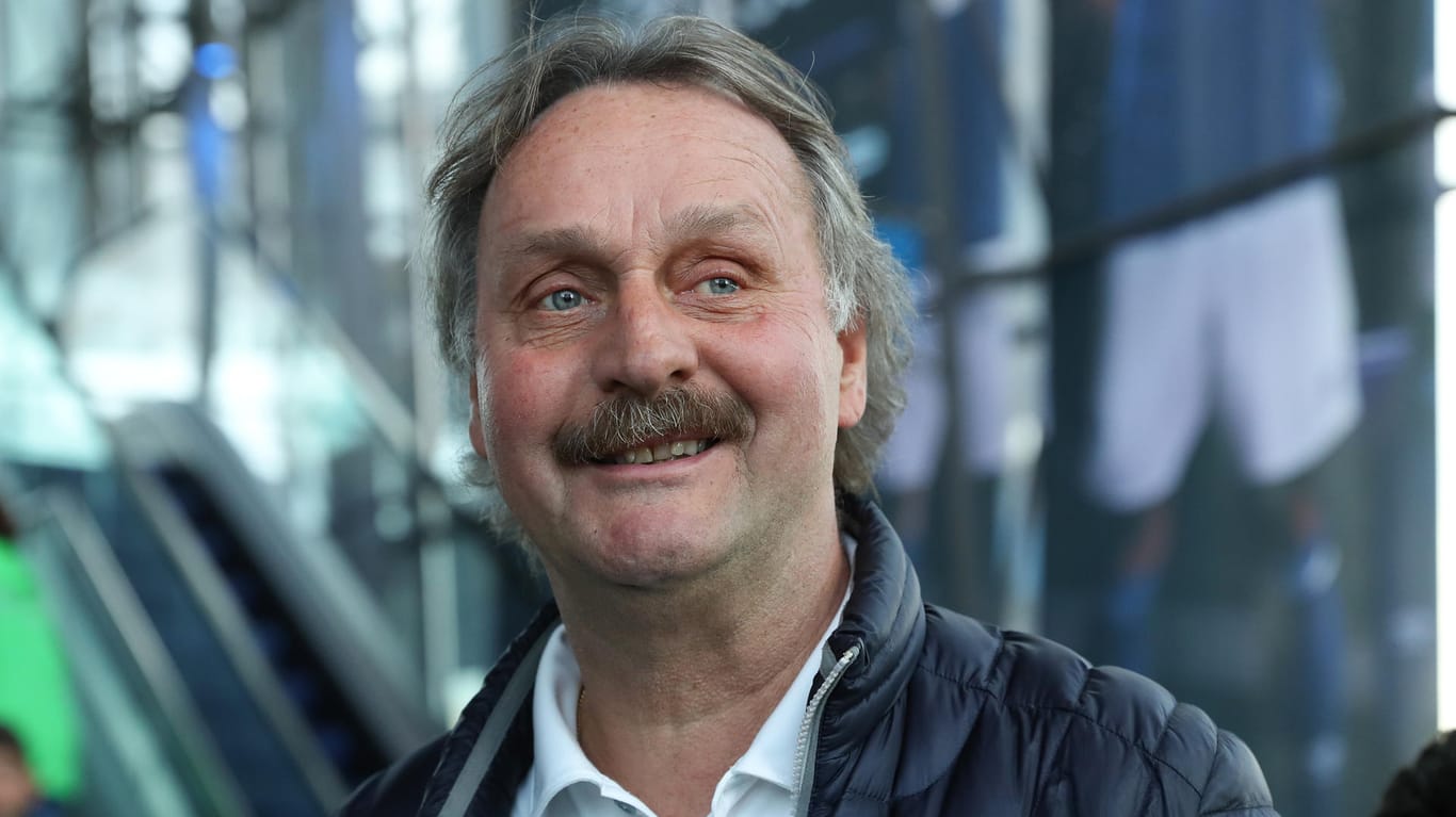 Peter Neururer: Der Kulttrainer stünde einem Engagement auf Schalke offen gegenüber.