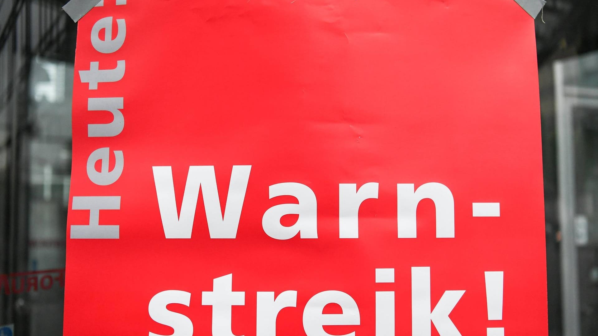 Plakat mit der Aufschrift "Warnstreik" (Symbolbild): In Mainz kommt es am Dienstag wegen Warnstreiks zu eingeschränkten Diensten in verschiedenen Bereichen. Plakat mit der Aufschrift "Warnstreik" (Symbolbild): In Mainz kommt es am Dienstag wegen Warnstreiks zu eingeschränkten Diensten in verschiedenen Bereichen.