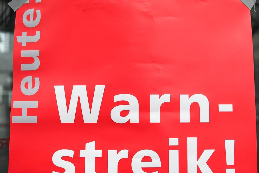 Plakat mit der Aufschrift "Warnstreik" (Symbolbild): In Mainz kommt es am Dienstag wegen Warnstreiks zu eingeschränkten Diensten in verschiedenen Bereichen.