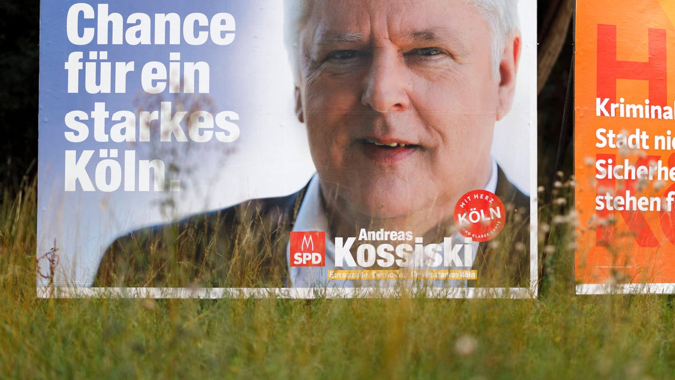 Ein Wahlplakat der SPD mit dem Kandidaten Andreas Kossiski: Aufnahmen des Wahlabends sorgen im Netz für Diskussionen.
