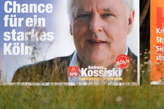 Ein Wahlplakat der SPD mit dem Kandidaten Andreas Kossiski: Aufnahmen des Wahlabends sorgen im Netz für Diskussionen.