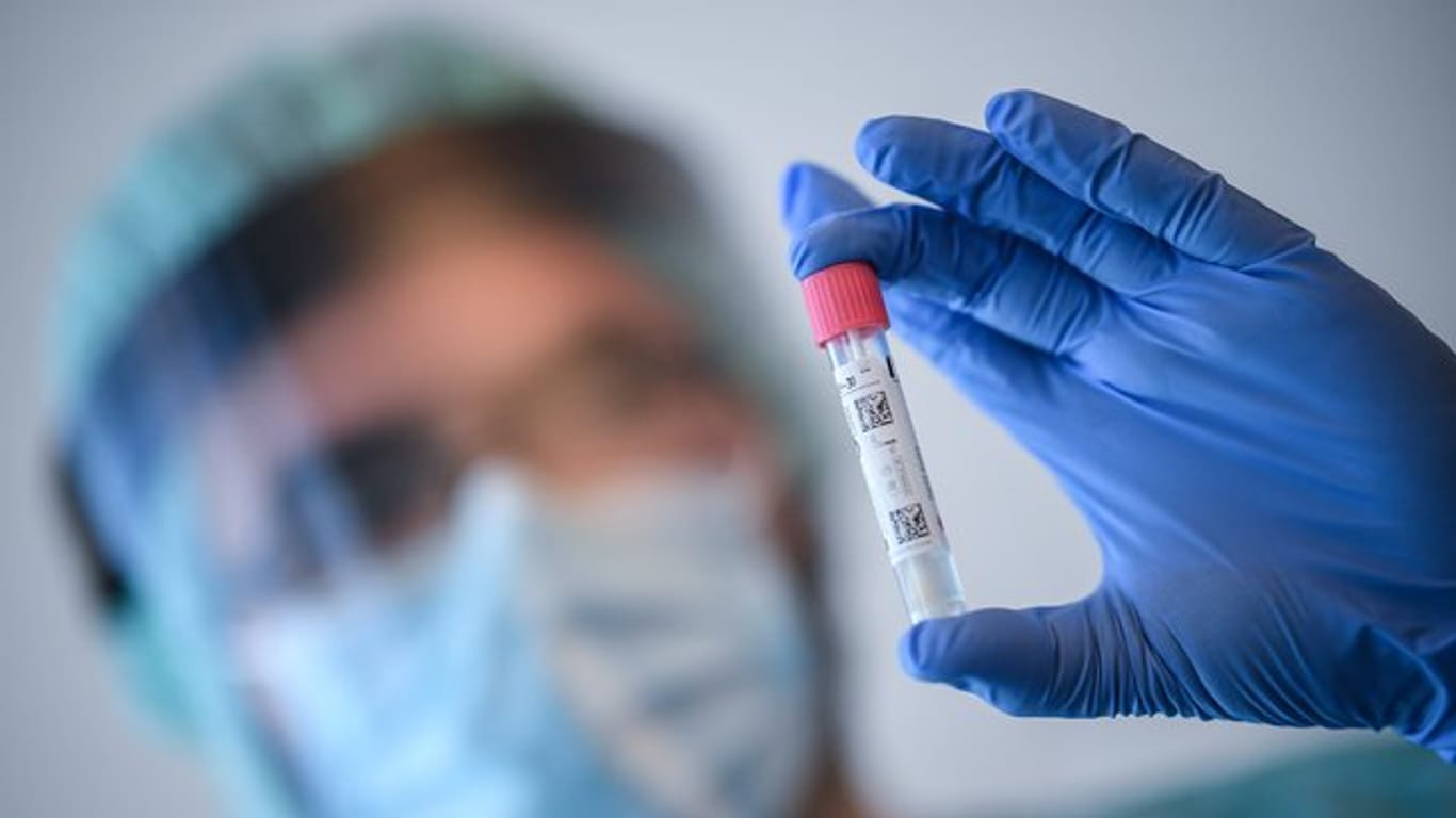 Ein Arzt nimmt in der Corona-Teststelle am Flughafen Schönefeld einen Abstrich für einen Coronavirus-Test.