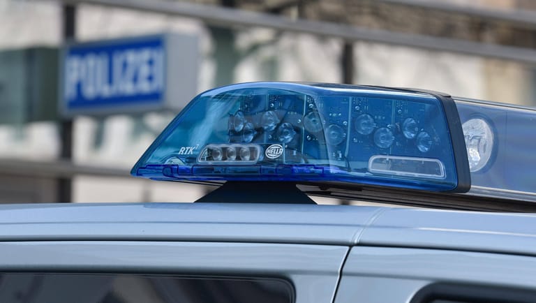 Blaulicht auf einem Polizeiauto: Die 46-jährige Klinikchefin braucht dringend medizinische Hilfe. (Symbolbild)