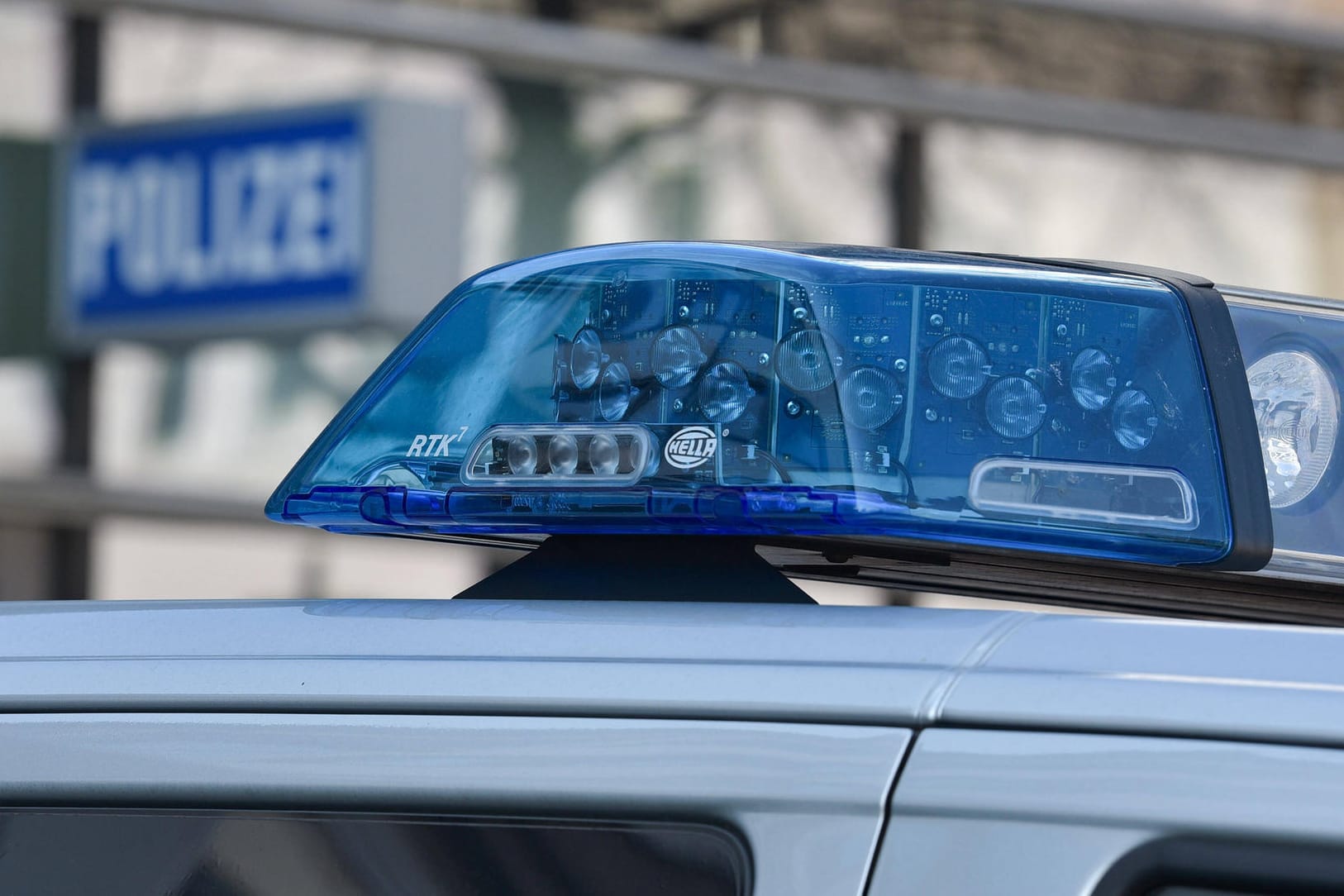 Blaulicht auf einem Polizeiauto: Die 46-jährige Klinikchefin braucht dringend medizinische Hilfe. (Symbolbild)