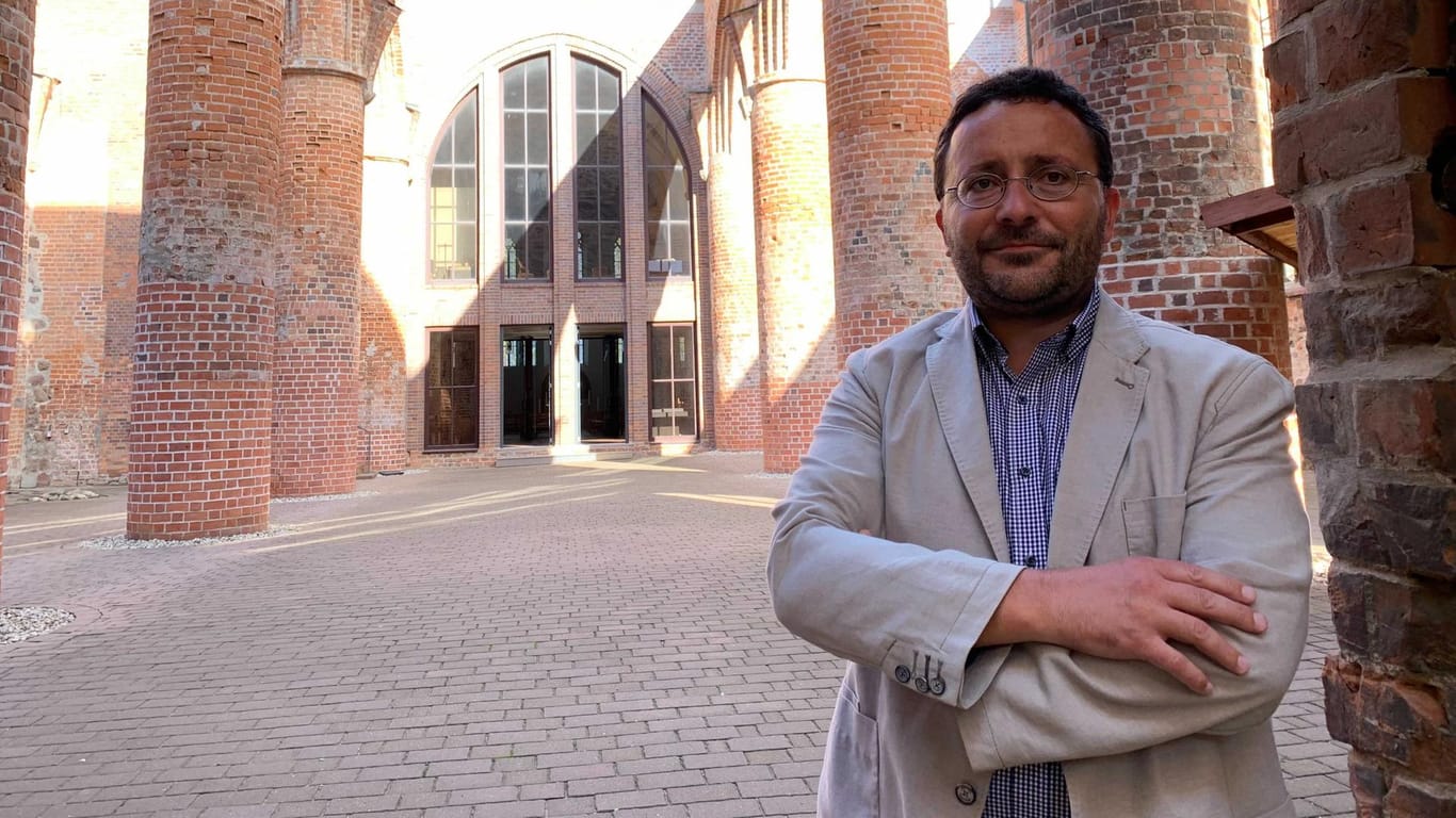 "Wir sind hier eine Händeschüttel-Gegend": Pfarrer Albrecht Lindemann in seiner Kirche in Zerbst.