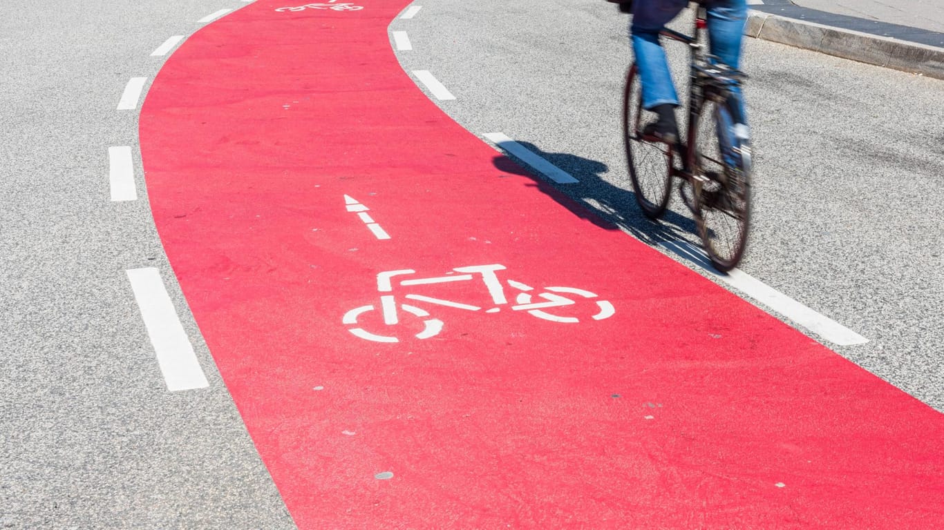 Ein Fahrradfahrer auf einer Radspur (Symbolbild): In Kiel soll die Veloroute 12 verbessert werden.