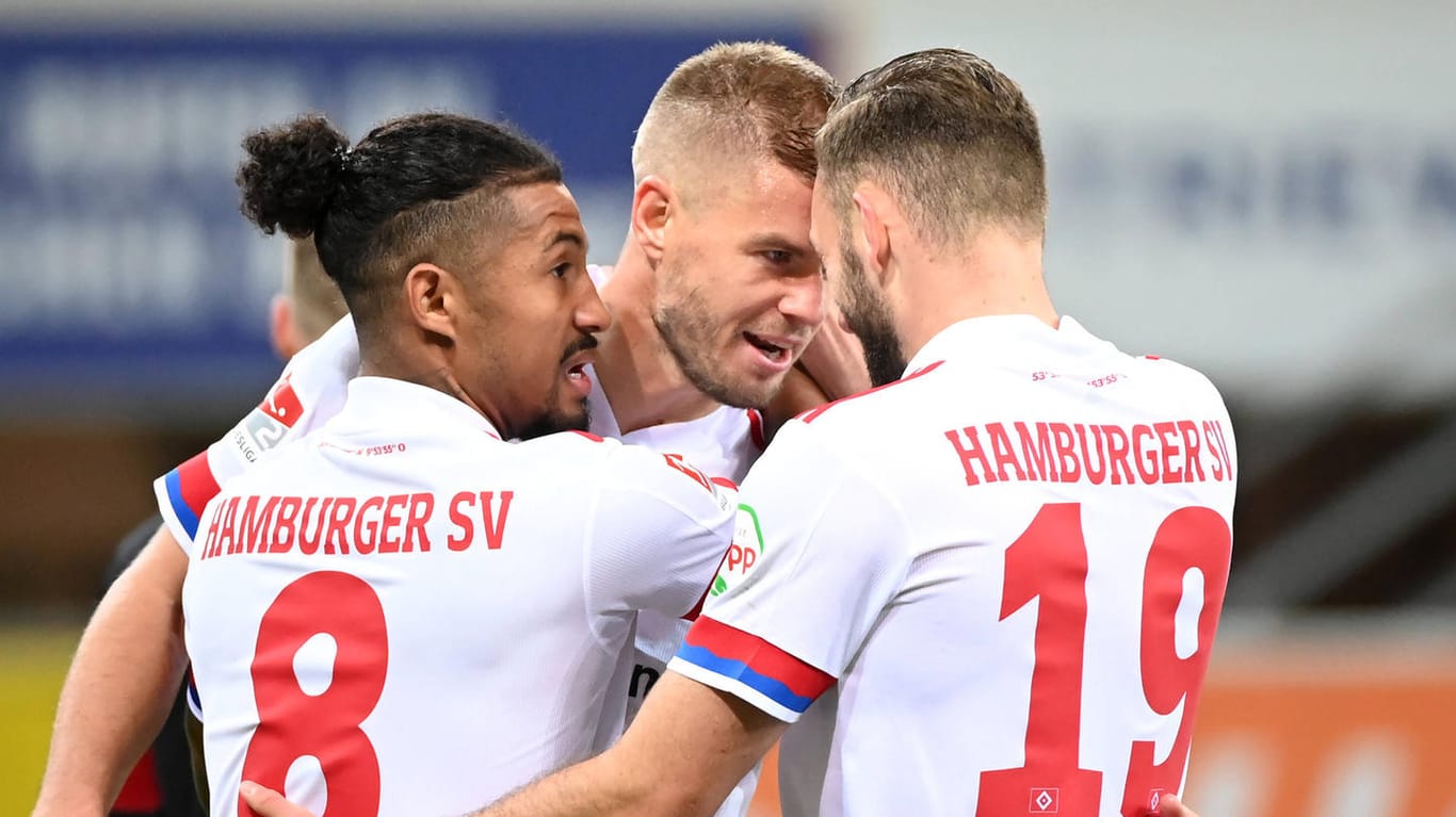 Die Spieler des Hamburger SV jubeln nach der erneuten Führung gegen Paderborn.