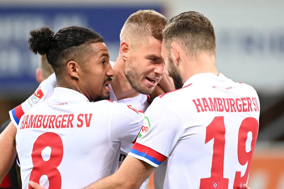 Die Spieler des Hamburger SV jubeln nach der erneuten Führung gegen Paderborn.
