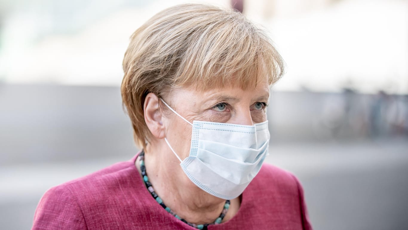 Angela Merkel mit Mund-Nasen-Schutz: Bei einer Videokonferenz warnte die Kanzlerin vor einem deutlichen Anstieg der Corona-Neuinfektionen in Deutschland.