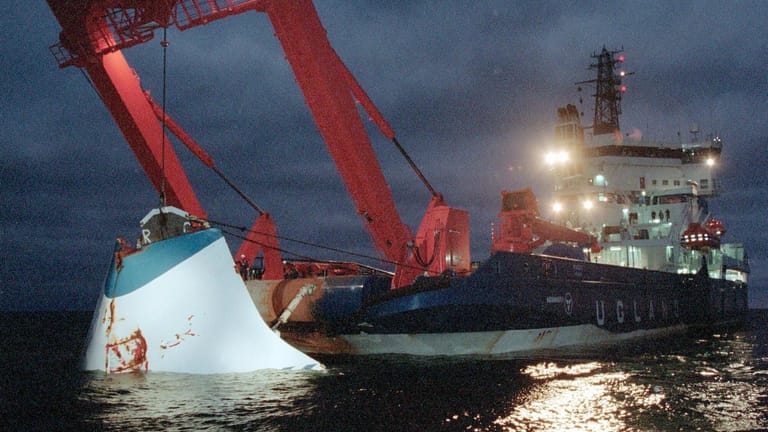 Ein Teil des Schiffswracks wird unmittelbar nach dem Unglück gehoben: 26 Jahre später könnte es neue Untersuchungen geben. (Archivbild)