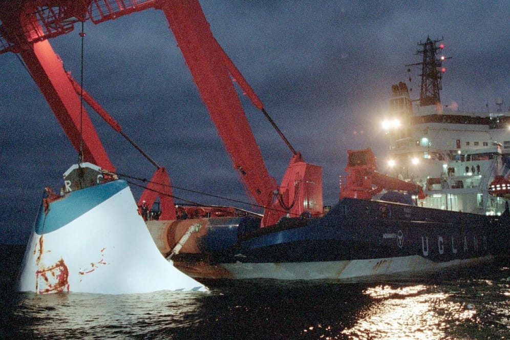 Ein Teil des Schiffswracks wird unmittelbar nach dem Unglück gehoben: 26 Jahre später könnte es neue Untersuchungen geben. (Archivbild)
