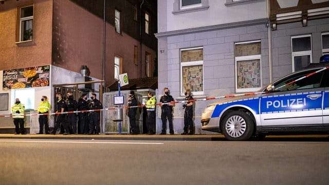 Polizisten sichern den Zugang zu einem Hinterhof eines Hauses im Bereich Harburger Berg in Celle. Polizisten sichern den Zugang zu einem Hinterhof eines Hauses im Bereich Harburger Berg in Celle.