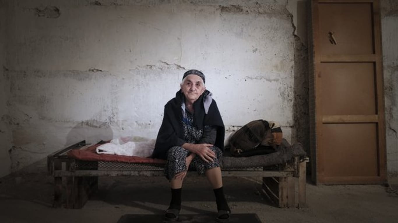 Eine ältere Frau aus Armenien muss in der Konfliktregion Berg-Karabach in einem Bombenbunker ausharren.