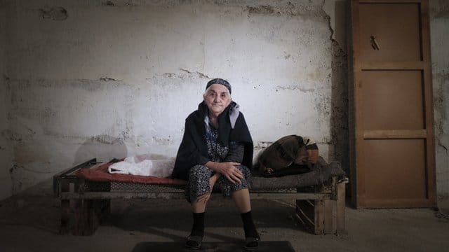 Eine ältere Frau aus Armenien muss in der Konfliktregion Berg-Karabach in einem Bombenbunker ausharren. Eine ältere Frau aus Armenien muss in der Konfliktregion Berg-Karabach in einem Bombenbunker ausharren.