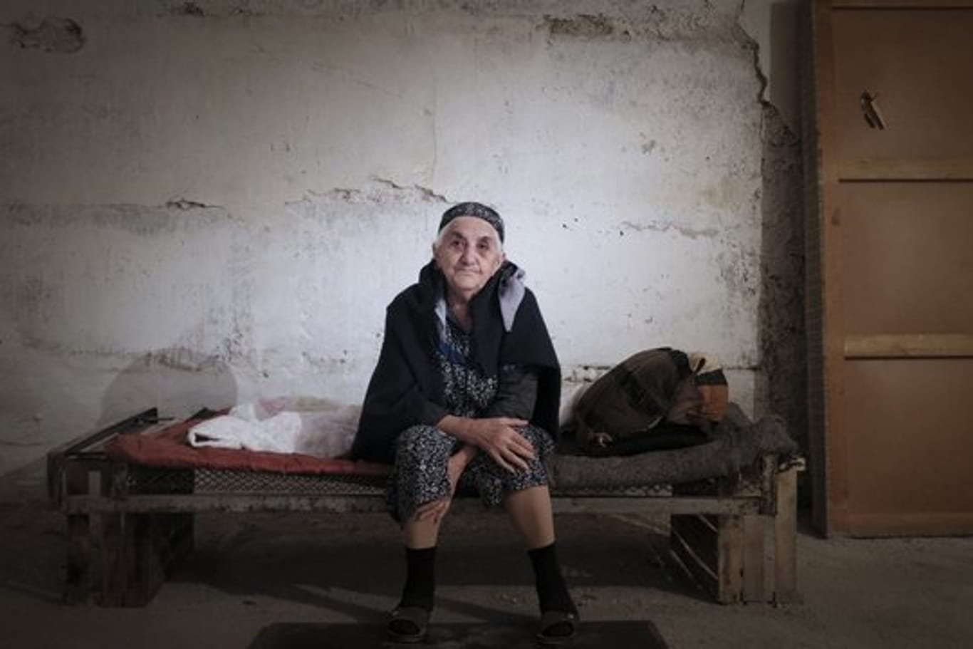 Eine ältere Frau aus Armenien muss in der Konfliktregion Berg-Karabach in einem Bombenbunker ausharren.