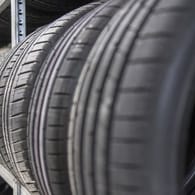 Reifen: Bis Ende der 1940er-Jahre wurden Reifen für Pkw und Lkw in der sogenannten Diagonalbauweise hergestellt.