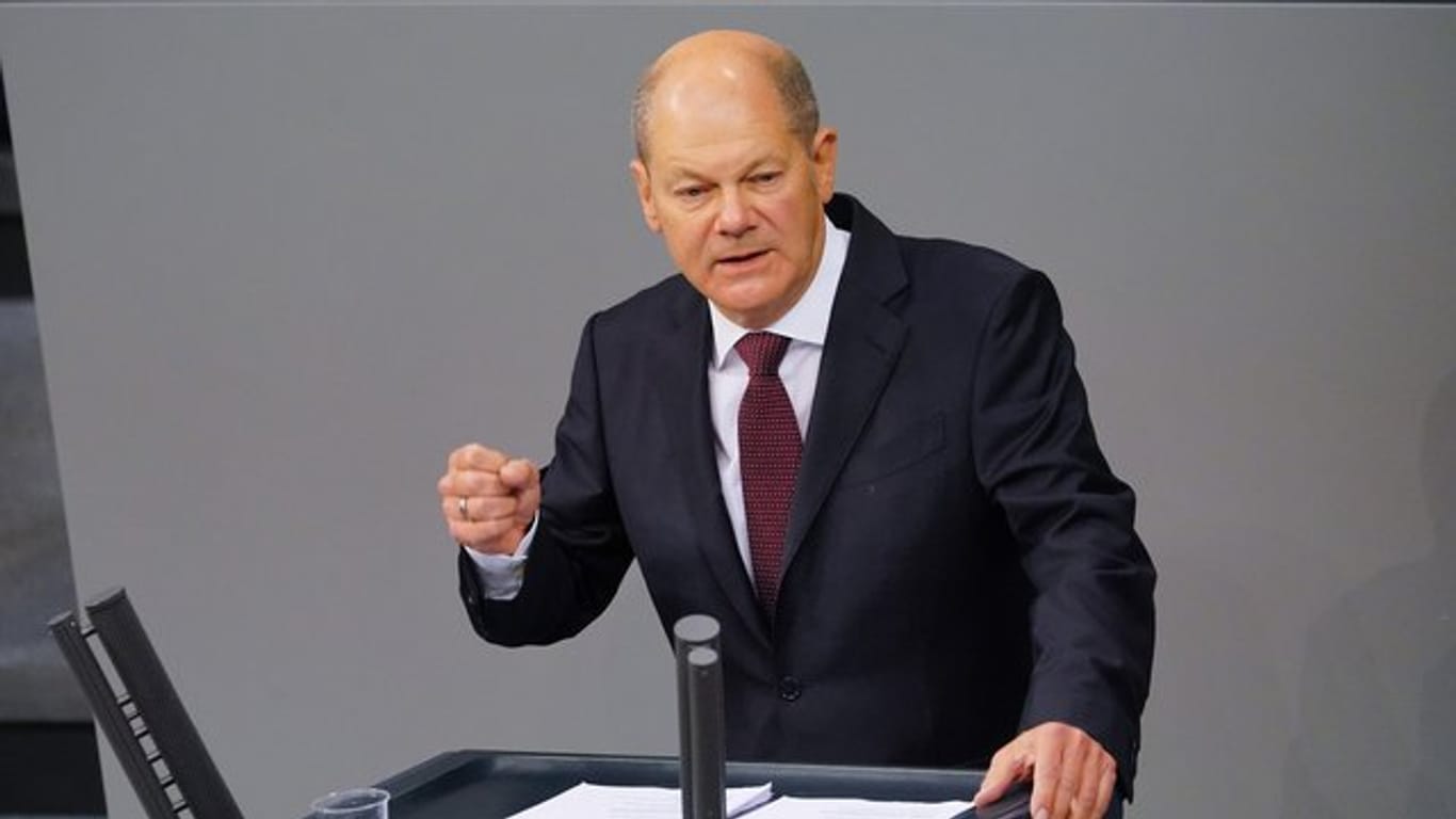 Olaf Scholz (SPD), Bundesminister der Finanzen, stellt vor dem Bundestag den Gesetzentwurf der Bundesregierung für das Haushaltsgesetz 2021 vor.