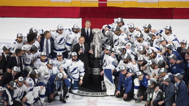 Die Spieler von Tampa Bay Lightning posieren mit NHL-Commissioner Gary Bettman (M) mit dem Stanley Cups. Die Spieler von Tampa Bay Lightning posieren mit NHL-Commissioner Gary Bettman (M) mit dem Stanley Cups.
