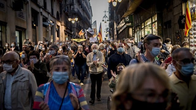 Die Kundgebung gegen die Entscheidung den katalanischen Regionalpräsident Torra des Amtes zu entheben, ist gut besucht. Die Kundgebung gegen die Entscheidung den katalanischen Regionalpräsident Torra des Amtes zu entheben, ist gut besucht.
