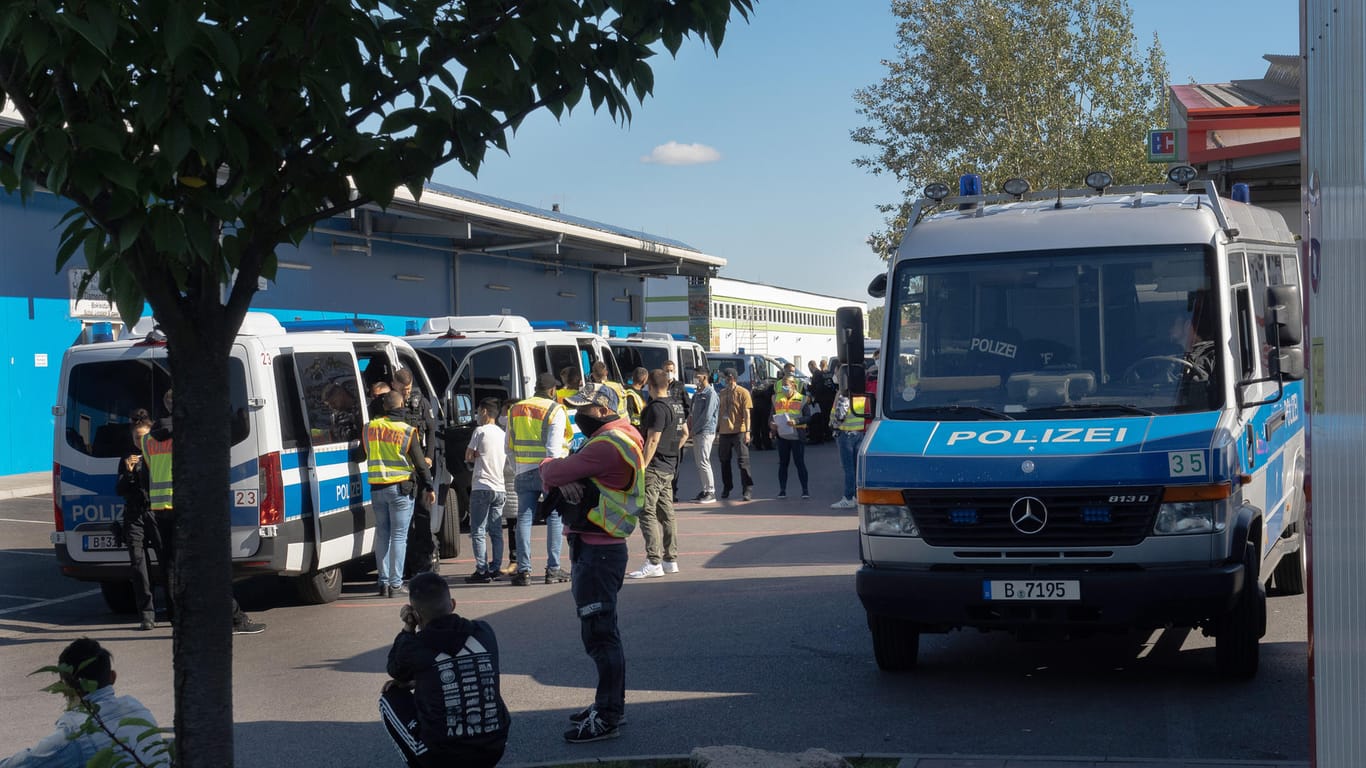 Einsatzfahrzeuge der Polizei stehen auf dem Gelände des Dong-Xuan-Center in Berlin-Lichtenberg: Etwa 200 Einsatzkräfte waren vor Ort.