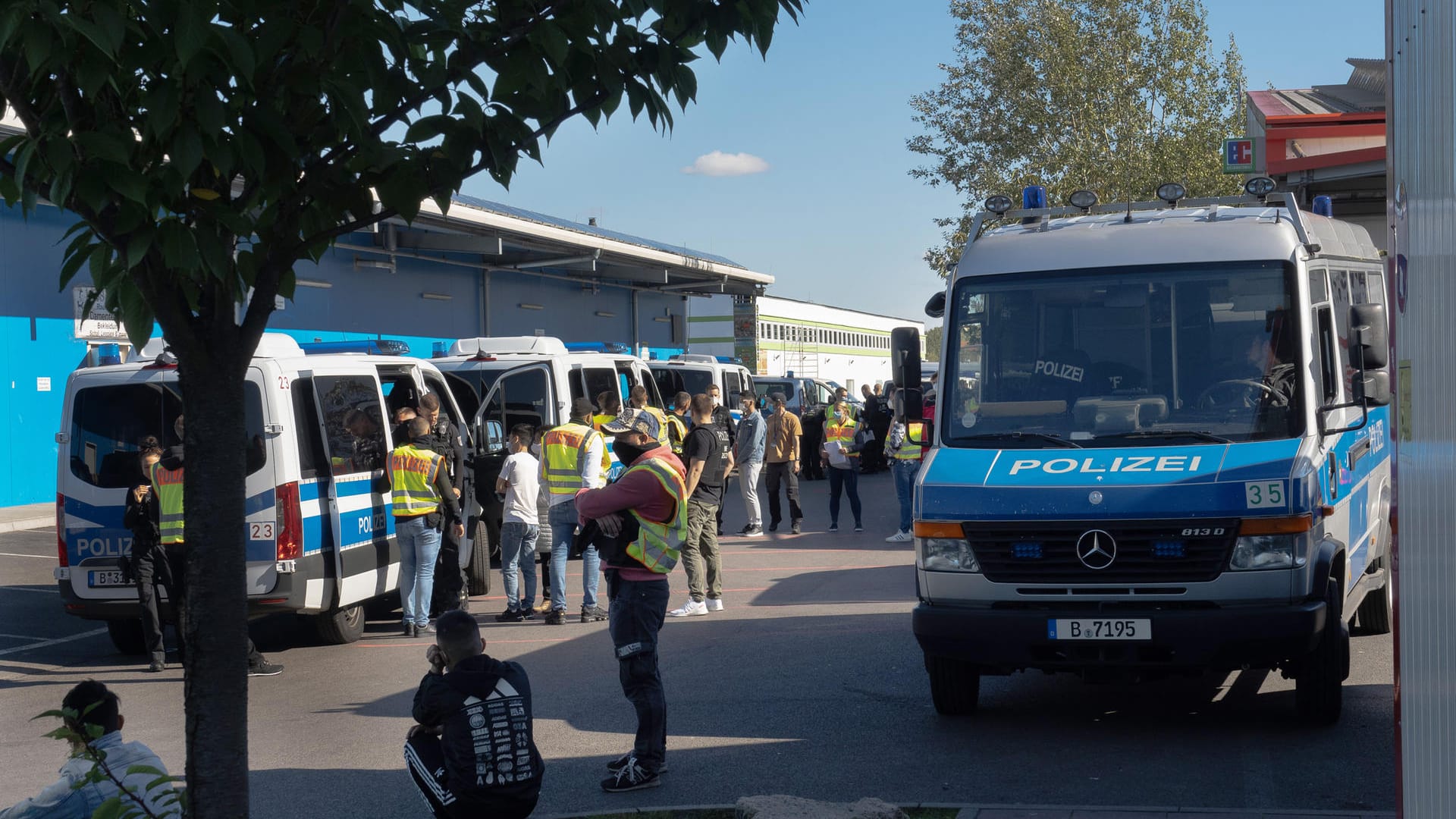 Einsatzfahrzeuge der Polizei stehen auf dem Gelände des Dong-Xuan-Center in Berlin-Lichtenberg: Etwa 200 Einsatzkräfte waren vor Ort.