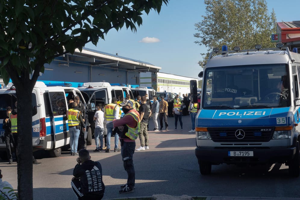 Einsatzfahrzeuge der Polizei stehen auf dem Gelände des Dong-Xuan-Center in Berlin-Lichtenberg: Etwa 200 Einsatzkräfte waren vor Ort.