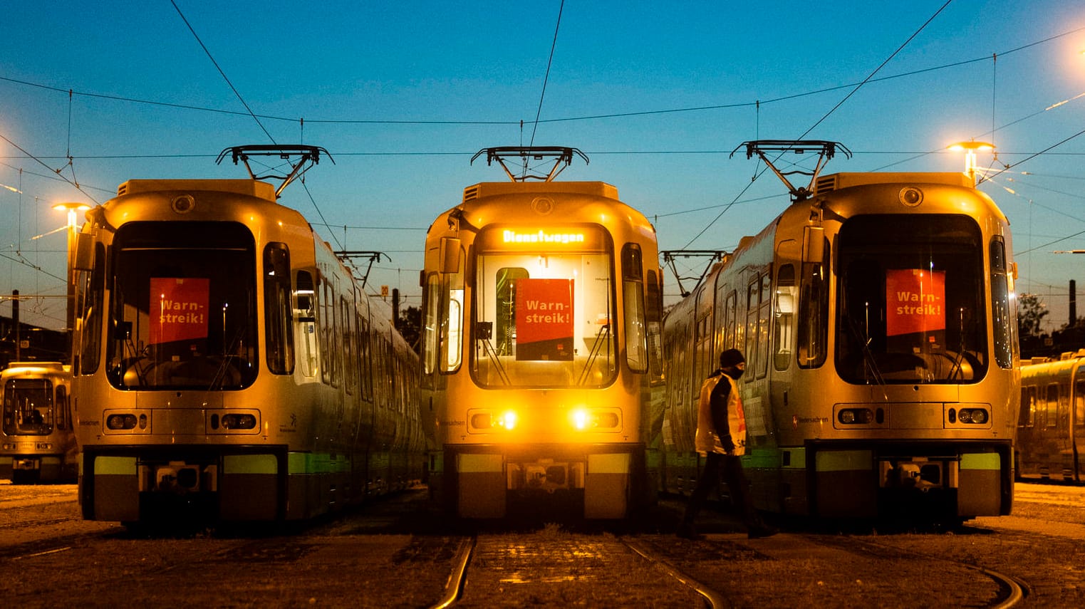 Stadtbahnen der Verkehrsbetriebe Hannover stehen im Betriebshof: Beschäftigte im öffentlichen Nahverkehr streiken am Dienstag erneut.