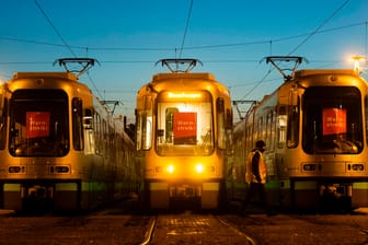 Stadtbahnen der Verkehrsbetriebe Hannover stehen im Betriebshof: Beschäftigte im öffentlichen Nahverkehr streiken am Dienstag erneut.