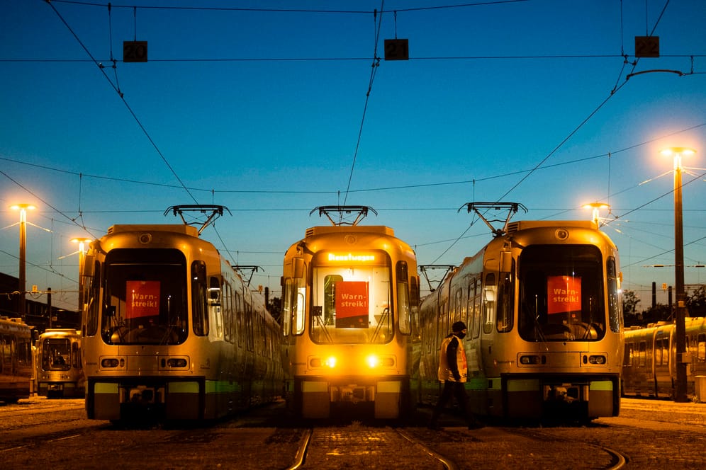 Stadtbahnen der Verkehrsbetriebe Hannover stehen im Betriebshof: Beschäftigte im öffentlichen Nahverkehr streiken am Dienstag erneut.