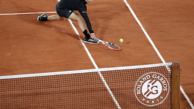 Drei deutsche Tennisprofis haben in Paris am Dienstag die Chance auf den Einzug in die zweite Runde. Drei deutsche Tennisprofis haben in Paris am Dienstag die Chance auf den Einzug in die zweite Runde.