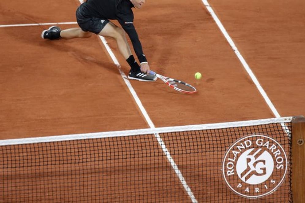 Drei deutsche Tennisprofis haben in Paris am Dienstag die Chance auf den Einzug in die zweite Runde.
