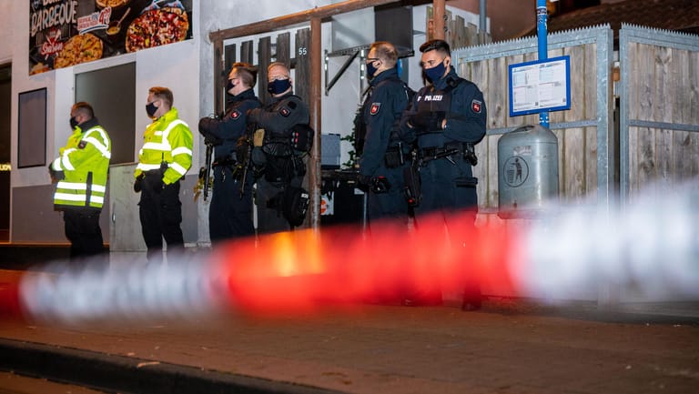 Polizisten sichern einen Tatort im Celler Stadtteil Harburger Berg: Dort fanden Beamte am Montagabend einen schwer verletzten 54-Jährigen, der später starb.