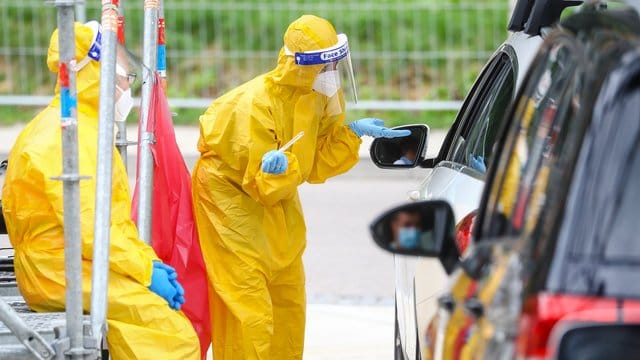 Reiserückkehrer werden in einer Corona-Teststation an der Autobahn A8 nahe Ulm auf das Corona-Virus getestet. Reiserückkehrer werden in einer Corona-Teststation an der Autobahn A8 nahe Ulm auf das Corona-Virus getestet.