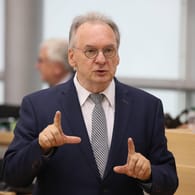 Reiner Haseloff: Der Ministerpräsident sträubt sich gegen schärfere Corona-Regeln in Sachsen-Anhalt.