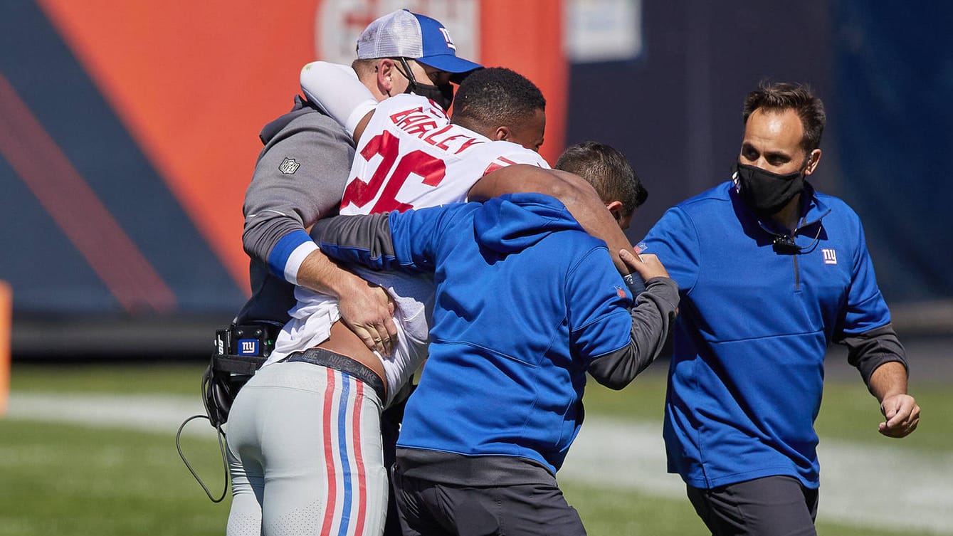 Saquon Barkley wird vom Platz getragen: Der Superstar der New York Giants hat sich schwer verletzt. Saquon Barkley wird vom Platz getragen: Der Superstar der New York Giants hat sich schwer verletzt.