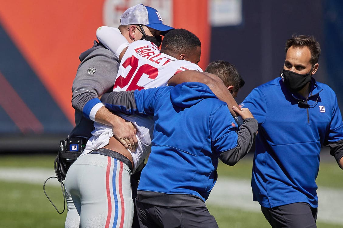 Saquon Barkley wird vom Platz getragen: Der Superstar der New York Giants hat sich schwer verletzt.