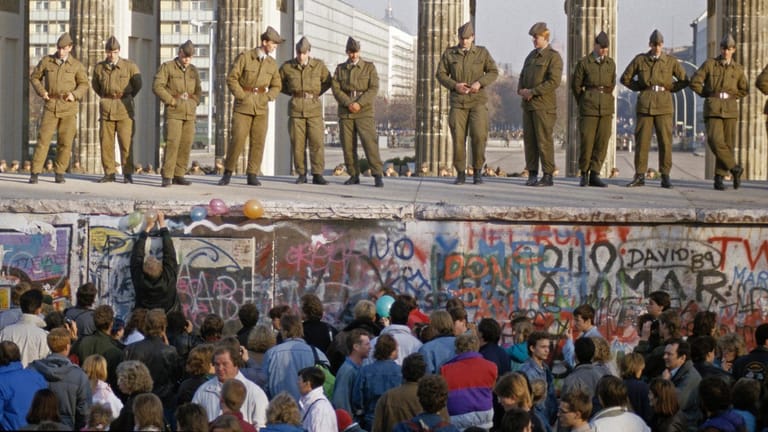 DDR-Grenzsoldaten am Brandenburger Tor 1989: Der überwiegende Teil der Deutschen befürwortet laut Umfrage die Einheit.