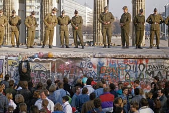 DDR-Grenzsoldaten am Brandenburger Tor 1989: Der überwiegende Teil der Deutschen befürwortet laut Umfrage die Einheit.