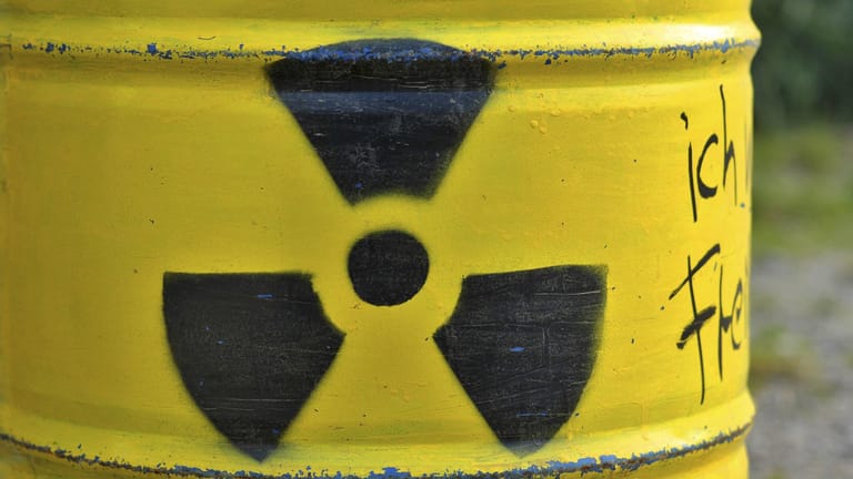 Eine gelbe Tonne mit Radioaktivitätszeichen (Symbolbild): Auch die Stadt Wolfsburg käme geologisch gesehen als Endlager für Atomabfall infrage.