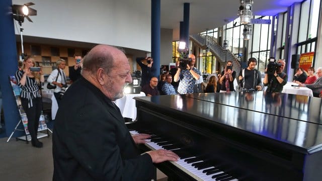 Der Mann am Klavier: Ralph Siegel feiert seinen 75.