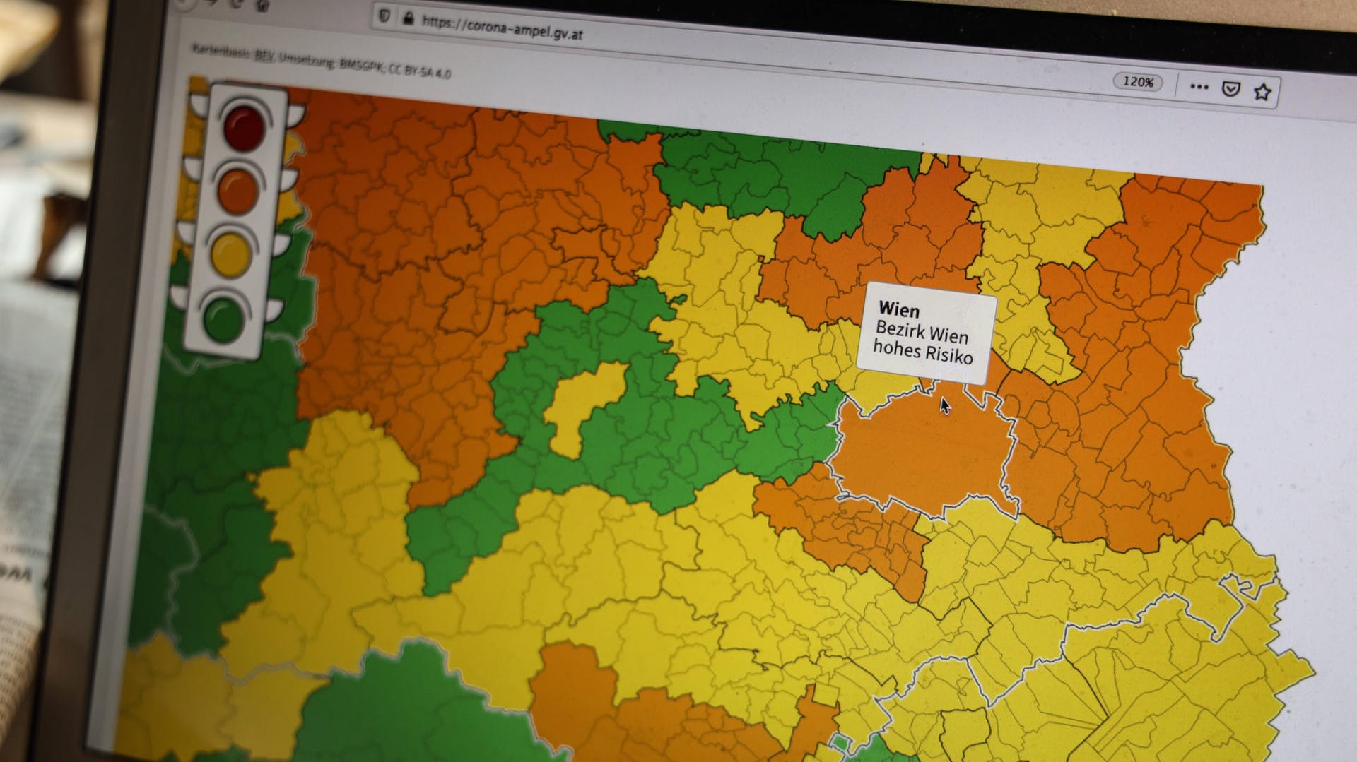 Corona-Ampel in Österreich: Aufruf der Informationen an einem Laptop. Zahlreiche Regionen in Österreich sind im September 2020 auf Gelb oder Orange geschaltet worden. Dies bedeutet mittleres oder hohes Risiko.