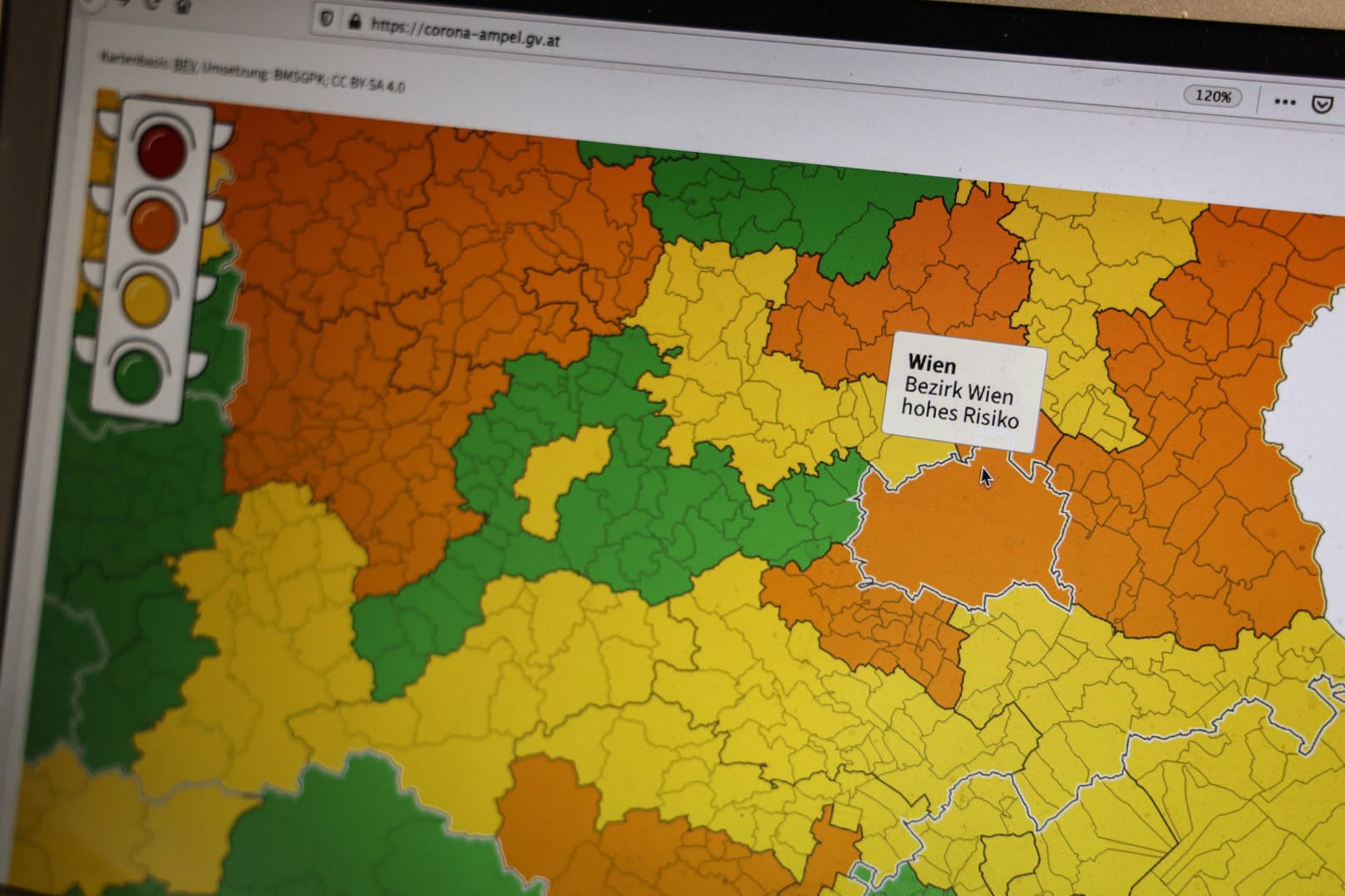 Corona-Ampel in Österreich: Aufruf der Informationen an einem Laptop. Zahlreiche Regionen in Österreich sind im September 2020 auf Gelb oder Orange geschaltet worden. Dies bedeutet mittleres oder hohes Risiko.