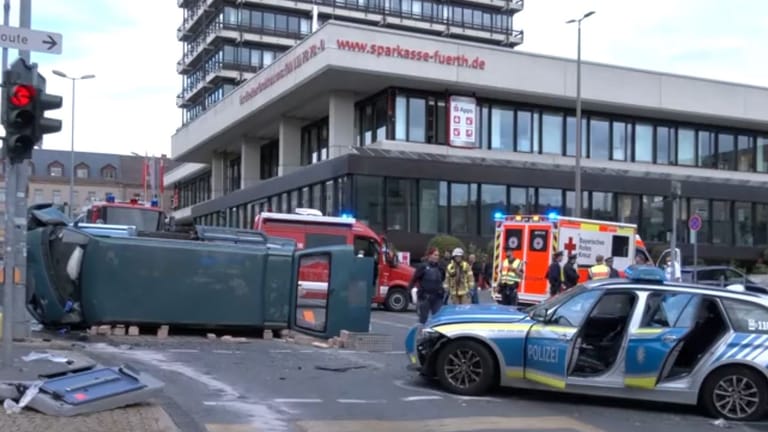 Videostandbild von der Unfallsicherung in Fürth: Ein Polizeiauto war mit einem Transporter kollidiert, drei Menschen wurden zum Teil schwer verletzt.
