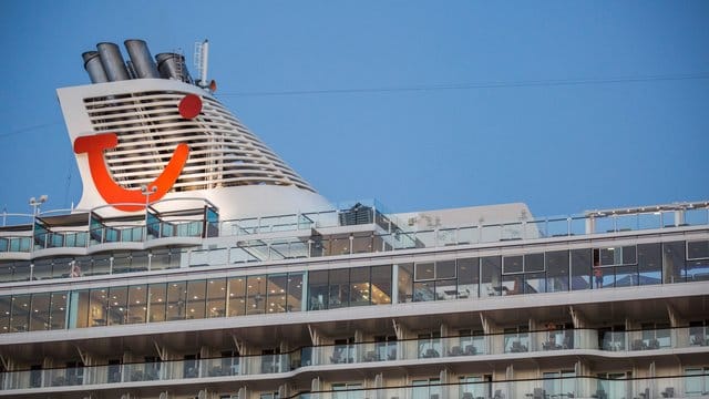 Das Kreuzfahrtschiff "Mein Schiff 6" mit mehreren Corona-Infizierten an Bord hat am frühen Dienstagmorgen in der griechischen Hafenstadt Piräus angelegt. Das Kreuzfahrtschiff "Mein Schiff 6" mit mehreren Corona-Infizierten an Bord hat am frühen Dienstagmorgen in der griechischen Hafenstadt Piräus angelegt.