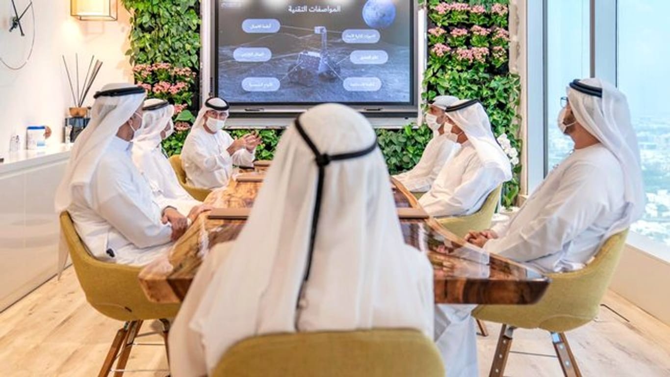 Emiratische Beamte informieren Scheich Mohammed bin Raschid Al Maktum über eine mögliche Mondmission.