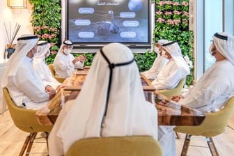 Emiratische Beamte informieren Scheich Mohammed bin Raschid Al Maktum über eine mögliche Mondmission.