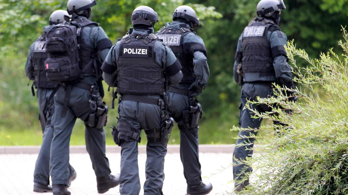 Einsatzkräfte des SEK (Symbolbild): In Essen haben mutmaßlich zwei Frauen einen 18-Jährigen misshandelt. Sie wurden vom Sondereinsatzkommando festgenommen.