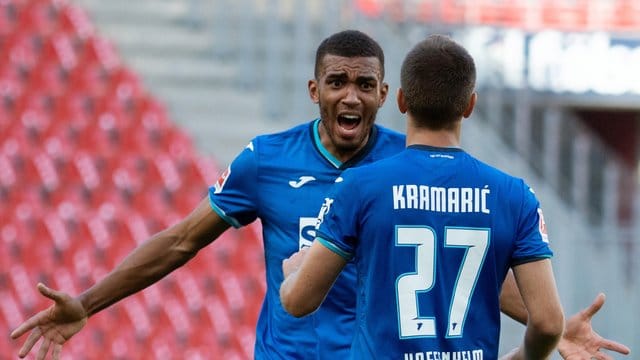 Kevin Akpoguma (l) von der TSG 1899 Hoffenheim feiert einen Treffer mit Andrej Kramaric.