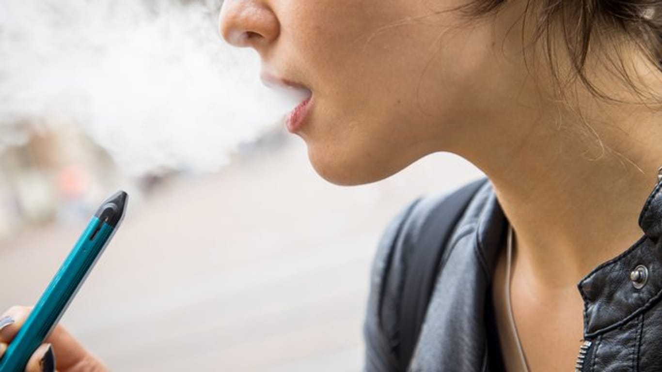 Bei E-Zigaretten wird eine Aroma-Flüssigkeit (Liquid) erhitzt und der daraus entstehende Dampf eingeatmet.