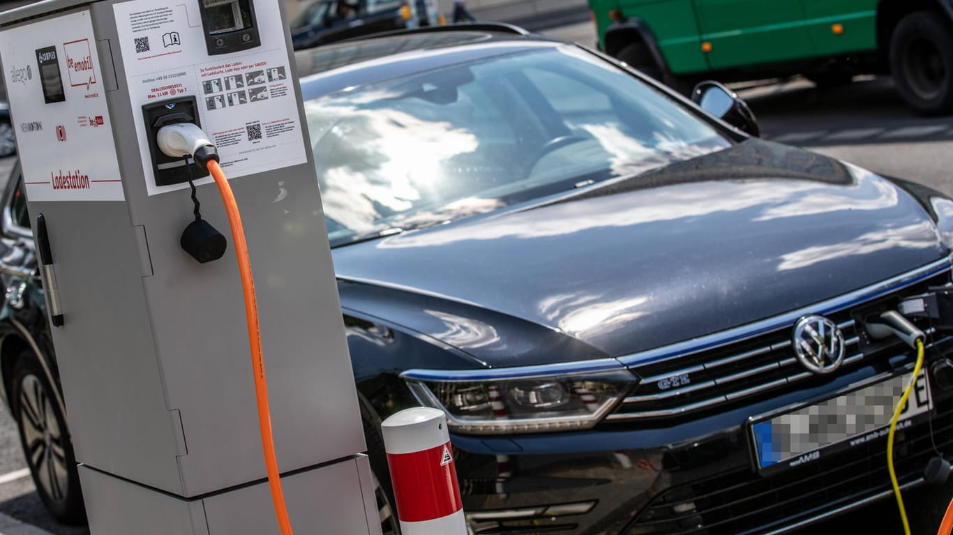 VW-E-Auto an einer Ladestation (Symbolbild): Greenpeace erhebt schwere Vorwürfe gegen den Autobauer.